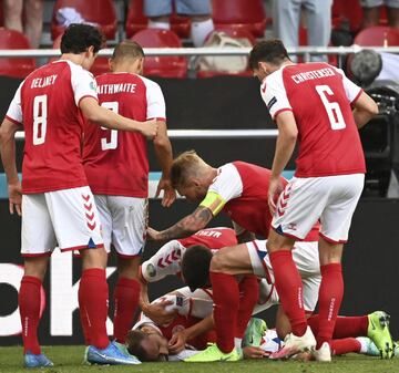 El centrocampista dan¨¦s del Inter de Mil¨¢n se desplom¨® y qued¨® inconsciente tras un salto durante el encuentro de la Eurocopa ante Finlandia. Los servicios m¨¦dicos actuaron durante varios minutos antes de ser sacado en camilla para ser trasladado al hospital.