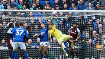 Soccer Football - Premier League - Everton v Aston Villa - Hill Dickinson Stadium, Liverpool, Britain - September 13, 2025 Aston Villa's Emiliano Martinez in action with Everton's Jack Grealish REUTERS/Phil Noble EDITORIAL USE ONLY. NO USE WITH UNAUTHORIZED AUDIO, VIDEO, DATA, FIXTURE LISTS, CLUB/LEAGUE LOGOS OR 'LIVE' SERVICES. ONLINE IN-MATCH USE LIMITED TO 120 IMAGES, NO VIDEO EMULATION. NO USE IN BETTING, GAMES OR SINGLE CLUB/LEAGUE/PLAYER PUBLICATIONS. PLEASE CONTACT YOUR ACCOUNT REPRESENTATIVE FOR FURTHER DETAILS..