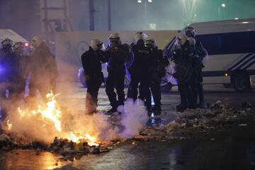 La capital belga y el país vecino han vuelto a ser el epicentro de algunos disturbios provocados por los aficionados de la selección marroquí tras su eliminación del Mundial. Se lanzaron petardos y bombas de humo hacia la policía.