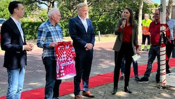 El ganador del Tour de Francia y de la Vuelta a Espa&ntilde;a Joop Zoetemelk posa con el maillot especial de l&iacute;der de La Vuelta que el primero de la general lucir&aacute; en las etapas de la Gran Salida en Pa&iacute;ses Bajos.