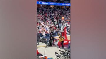 Lío con el público en la NBA: Fuerte frenada a un invasor