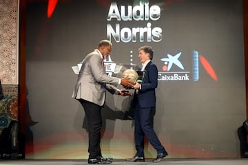 Audie Norris recibe el galardón de manos de Alfredo Bustillo, Director de Patrocinios de Marca e Imagen Corporativa en CaixaBank.
