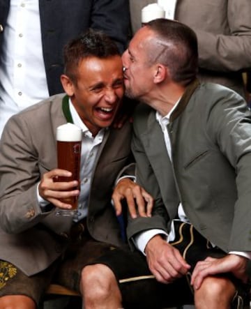 Bayern Munich's Franck Ribery (R) kisses Rafinha, wearing traditional attire, during a photocall for a sponsor in Munich, Germany September 14, 2016. REUTERS/Michaela Rehle