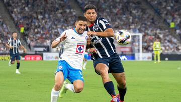 AME1769. MONTERREY (MÉXICO), 13/07/2024.- Victor Guzman (d) de Rayados disputa el balón con Jose Rivero de Cruz Azul este sábado, en un partido de la jornada 2 del Torneo Apertura 2024 Liga MX entre Monterrey y Cruz Azul, en el estadio BBVA, en Monterrey (México). EFE/Miguel Sierra