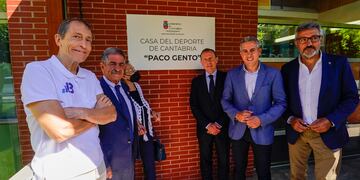 José Luis Llorente, sobrino de Paco Gento, junto a su tía Mariluz y a los representantes de Cantabria, Real Madrid y Racing.

