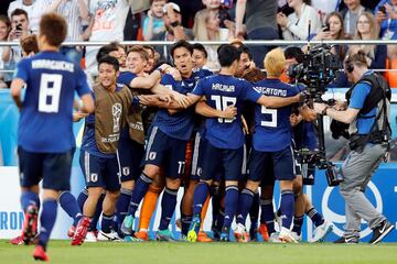 Los jugadores de Japón celebran el gol 1-1.