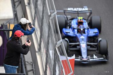 Turistas hacen vídeo al Williams de Carlos Sainz.