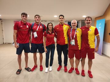 La Reina Letizia posa con parte del equipo español de natación. 
 