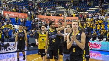 Los jugadores del Iberostar Tenerife celebran la victoria ante el Obradoiro.