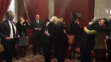 La eufórica celebración en La Moneda tras el triunfo chileno