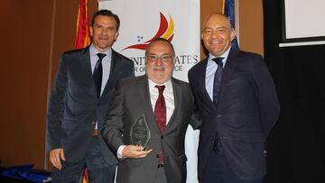 Alfredo Rela&ntilde;o, con el premio, entre Lauro Bravar, presidente de la C&aacute;mara de Comercio de Espa&ntilde;a en EE UU, y Jaime Garc&iacute;a Legaz, secretario de Estado para el Comercio.
 