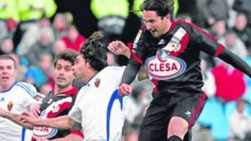 <b>ANTICIPACIÓN. </b>Pachón saltó antes que Ayala para marcar el primer gol del Rayo en La Romareda.