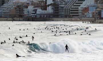 Gente surfeando en la playa de Las Canteras, Las Palmas de Gran Canaria, durante la horas en las que el ejercicio individual está permitido por primera vez desde que se decretó el estado de alarma a raiz del coronavirus. 