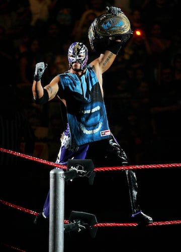 Es considerado como el mejor luchador mexicano estadounidense de la historia de la WWE. Actualmente lo podemos ver en activo para la empresa Lucha Underground. Óscar Gutiérrez Rubio es su nombre real. Nació en San Diego, California, y sus raíces mexicana se encuentran en Tijuana, donde debutó junto a su tío Rey Mysterio Sr.