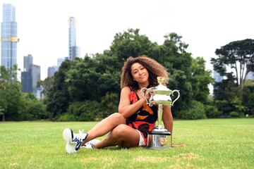 La tenista japonesa ha posado ante los medios gr¨¢ficos con el trofeo del Open de Australia. Naomi Osaka se proclam¨® campeona tras vencer por 6-4 y 6-3 en 71 minutos a Jennifer Brady en la final del Open de Australia.