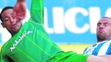 <b>MUCHO TRABAJO. </b>Oliveira estuvo muy activo e hizo emplearse a fondo a Lopo en muchas fases del encuentro de ayer en Riazor.