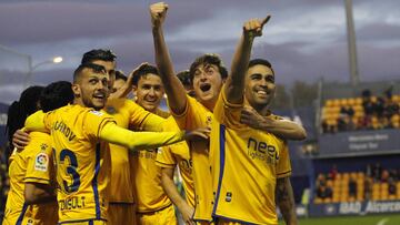 Los jugadores del Alcorcón celebran un gol.