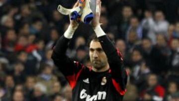 Diego López saluda al Bernabéu.