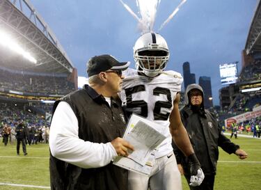 Sparano siempre llev¨® una buena relaci¨®n con sus jugadores. En este partido, Tony le daba consejos a Khalil Mack en el CenturyLink Field durante la derrota de Oakland 30-24.