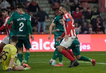 Izquierdoz entra en el once de la jornada como autor del gol del Sporting, tras un espectacular taconazo de Róber Pier.