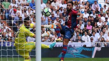 Ivi, en el momento en el que consigue batir a Kiko Casilla en el gol del Levante en el Santiago Bernabéu.