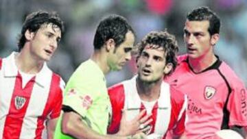 <b>DOBLE AMONESTACIÓN</b>. El futbolista del Athletic habla con Velasco Carballo para tratar de evitar su expulsión durante la primera jornada de Liga.