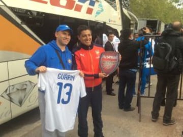 Hinchas charrúas comparten junto a Fredy Guarín y David Ospina.