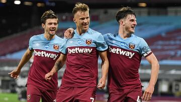 Yarmolenko, felicitado por sus compañeros del West Ham.