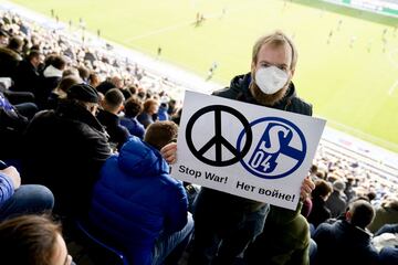 Un aficionado del Schalke muestra una imagen por la paz en Ucrania.
El Schalke 04 decidi¨® retirar el principal patrocinio que tiene con la empresa de gas rusa Gazprom.