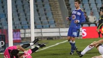 <b>GOLEADA REALISTA. </b>Ni los defensas Cata y Rafa, ni el meta Codina, pudieron impedir el gol de Aranburu.