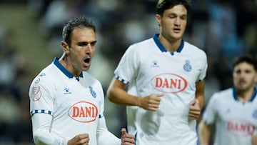 LLEIDA, 30/10/2025.- El delantero del RCD Espanyol Kike García celebra tras anotar el 1-0 durante el encuentro correspondiente a la primera ronda de la Copa de Rey entre el Atlètic Lleida y el RCD Espanyol en el Camp DEsports de Leida, este jueves. EFE/ Enric Fontcuberta
