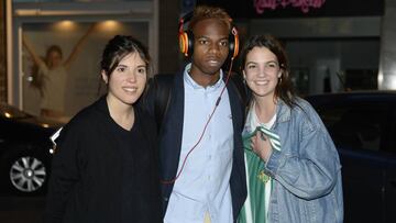 Musonda, con dos seguidoras.