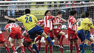 <b>ERROR</B>. Unai se aprovechó de que tanto Fernando Torres como Albertini se abren en la barrera, para conseguir el primer gol del Villarreal.