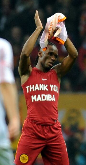Drogba con una camiseta en la que se puede leer "Thank you Madiba".