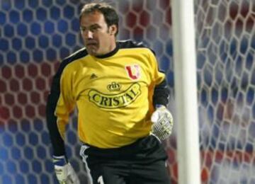 'Superman' Vargas, histórico portero de la U y seleccionado nacional en el camino a Corea Japón 2002, disputó 25 clásicos universitarios vistiendo la camiseta azul.