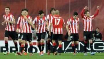 PIÑA. El conjunto rojiblanco celebra en piña el gol marcado al Real Madrid que salvó al Athletic de la primera derrota liguera.