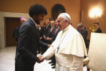 Fotografía facilitada por el Bayern Munich y Getty Images que muestra al papa Francisco mientras saluda al futbolista del Bayern Dante.