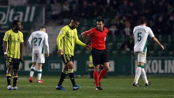 Luis Suárez se retira lesionado del Martínez Valero.