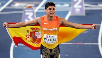 Josué Canales, con la bandera de España.