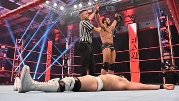 Drew McIntyre celebra su victoria sobre Ángel Garza.