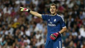 El portero del Real Madrid Iker Casillas da instrucciones a sus compa&ntilde;eros en su partido ante el Athletic Club de Bilbao.