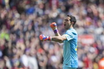 El portero chileno se acaba de coronar campeón en la Liga Española (2014-2015) tras una excelente campaña que lo ha hecho sumar varios récords.