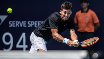 Miami (United States), 27/03/2023.- Cristian Garin of Chile in action against Stefanos Tsitsipas of Greece during the Men's Singles 3rd Round of the 2023 Miami Open tennis tournament at the Hard Rock Stadium in Miami, Florida, USA, 27 March 2023. (Tenis, Abierto, Grecia, Estados Unidos) EFE/EPA/CRISTOBAL HERRERA-ULASHKEVICH