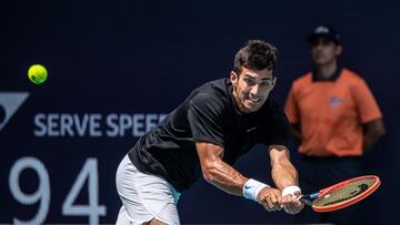 Miami (United States), 27/03/2023.- Cristian Garin of Chile in action against Stefanos Tsitsipas of Greece during the Men's Singles 3rd Round of the 2023 Miami Open tennis tournament at the Hard Rock Stadium in Miami, Florida, USA, 27 March 2023. (Tenis, Abierto, Grecia, Estados Unidos) EFE/EPA/CRISTOBAL HERRERA-ULASHKEVICH
