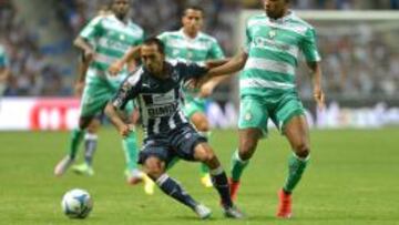 Castillo y Rentería disputan la pelota en el empate a 1 entre Santos y Monterrey.