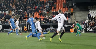 Rodrigo dice adiós al Valencia dejando momentos para la historia