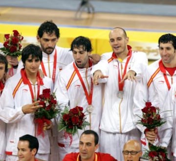 Medalla de plata en los Juegos Olímpicos de Pekín 2008. Ricky Rubio se convirtió en el jugador más joven en ganar una medalla olímpica. 