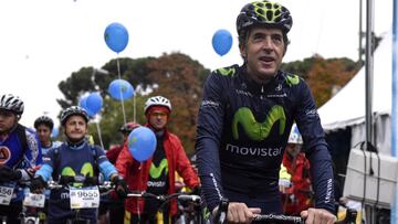 Pedro &quot;Perico&quot; Delgado posa con el maillot del Movistar antes de participar en el D&iacute;a de la Bicicleta en Madrid.
 