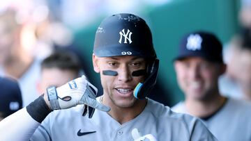 KANSAS CITY, MISSOURI - MAY 01: Aaron Judge #99 of the New York Yankees is congratulated by teammates in the dugout after hitting a solo home run during the 9th inning of the game against the Kansas City Royals at Kauffman Stadium on May 01, 2022 in Kansas City, Missouri.   Jamie Squire/Getty Images/AFP
== FOR NEWSPAPERS, INTERNET, TELCOS & TELEVISION USE ONLY ==