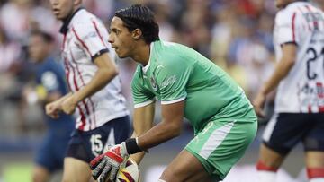 Antonio Rodríguez jugando para Chivas en los amistosos.